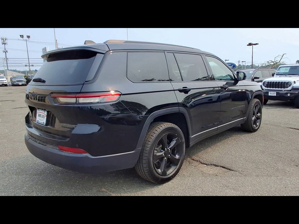 Certified 2023 Jeep Grand Cherokee L Limited w/ Black Appearance Package AWD/4WD image 8
