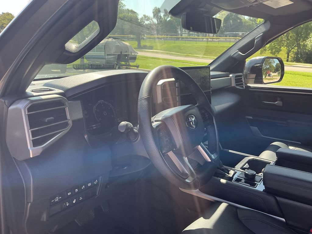 Used 2025 Toyota Tundra Limited AWD/4WD image 27