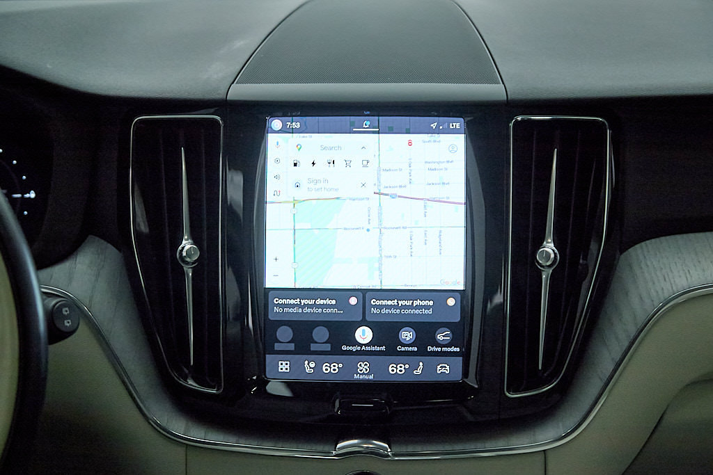 Certified 2025 Volvo XC60 T8 Plus w/ Protection Package Premier AWD/4WD image 28