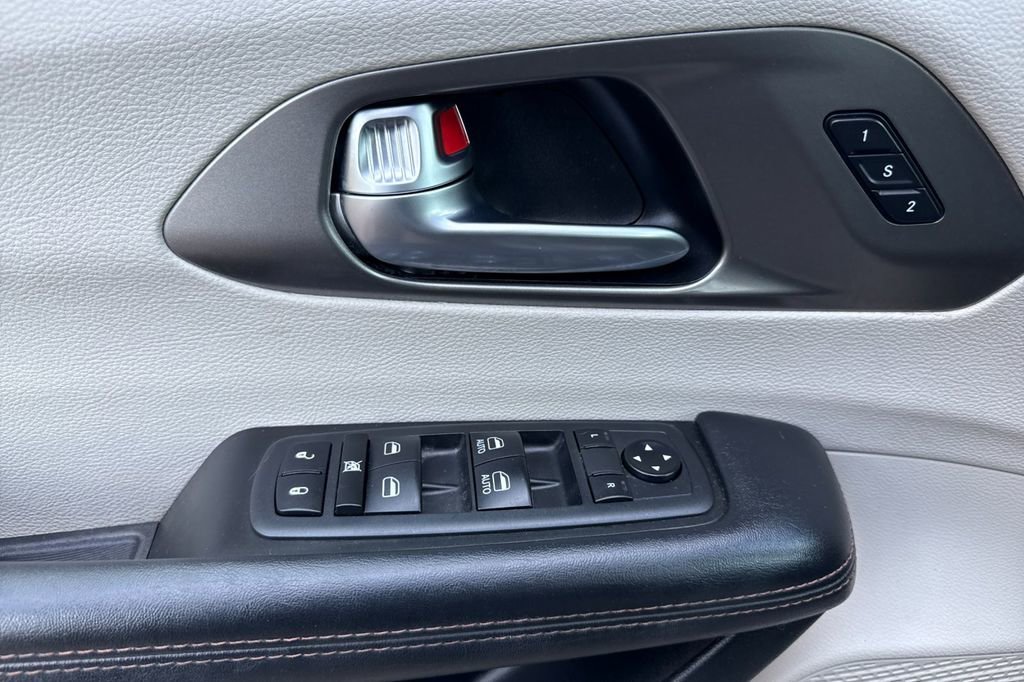 Used 2020 Chrysler Pacifica Touring-L image 8