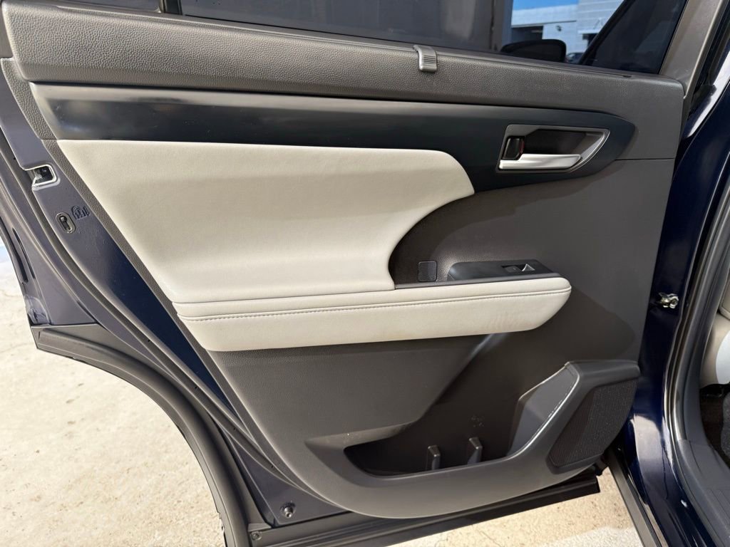 Used 2025 Toyota Highlander XLE image 26