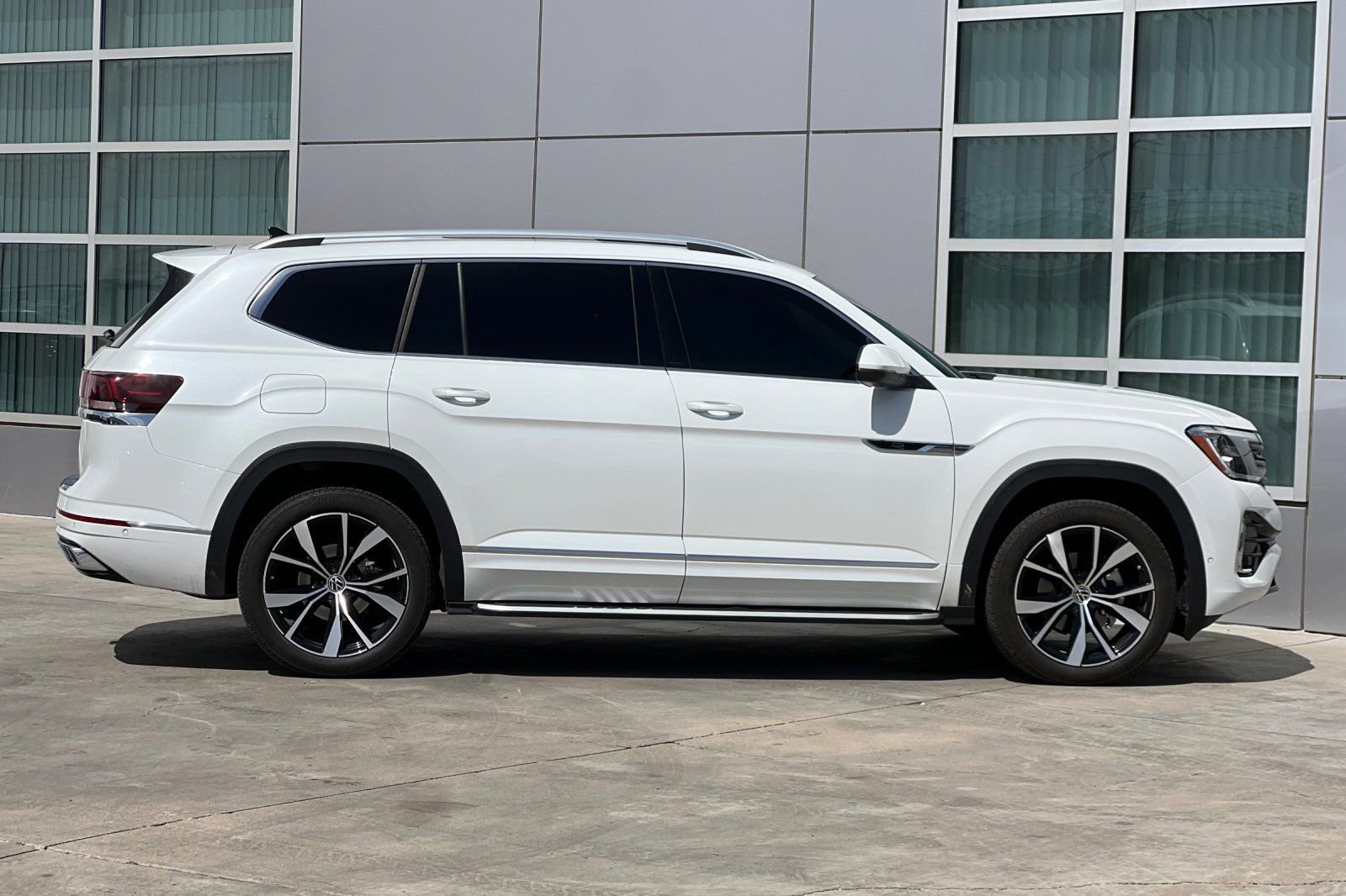 Used 2025 Volkswagen Atlas SEL Premium R-Line AWD/4WD image 3