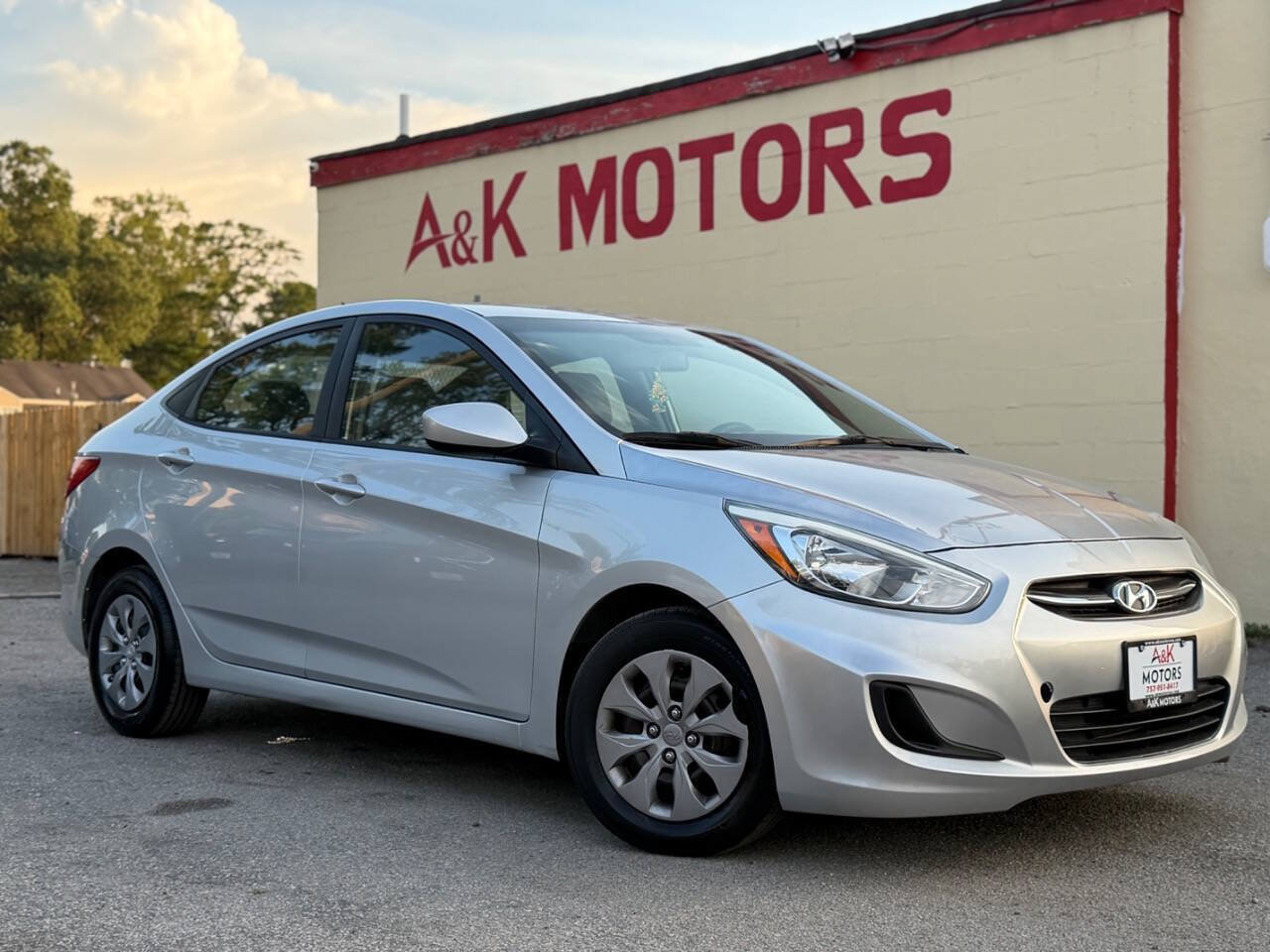 Used 2015 Hyundai Accent GLS FWD image 1