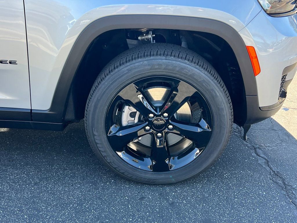 New 2025 Jeep Grand Cherokee L Altitude image 9