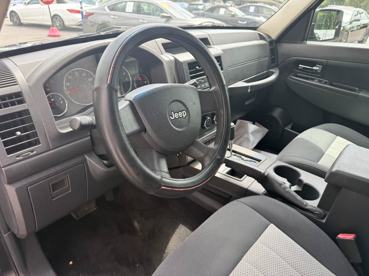 Used 2010 Jeep Liberty Sport AWD/4WD image 29