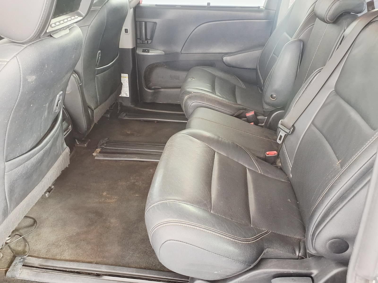 Used 2015 Toyota Sienna SE FWD image 10