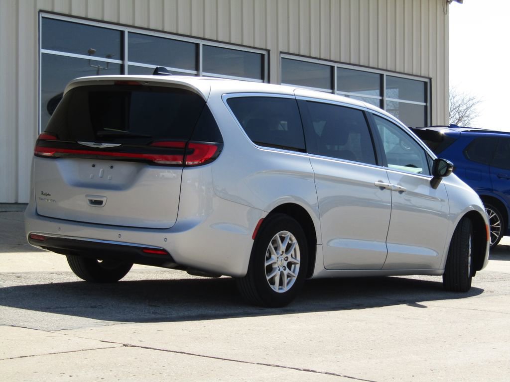 Used 2024 Chrysler Pacifica Touring-L image 3