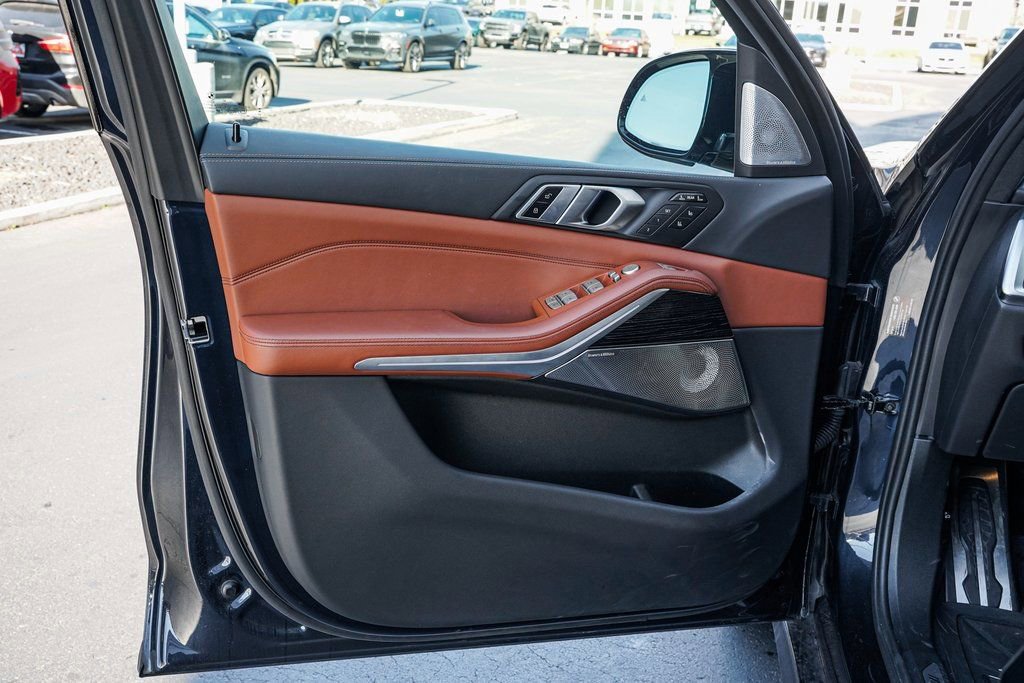 Used 2025 BMW X7 M60i AWD/4WD image 9