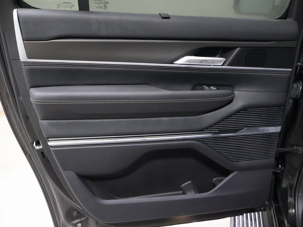 New 2025 Jeep Grand Wagoneer L Series II Obsidian w/ Quick Order Packagew 28T AWD/4WD image 23