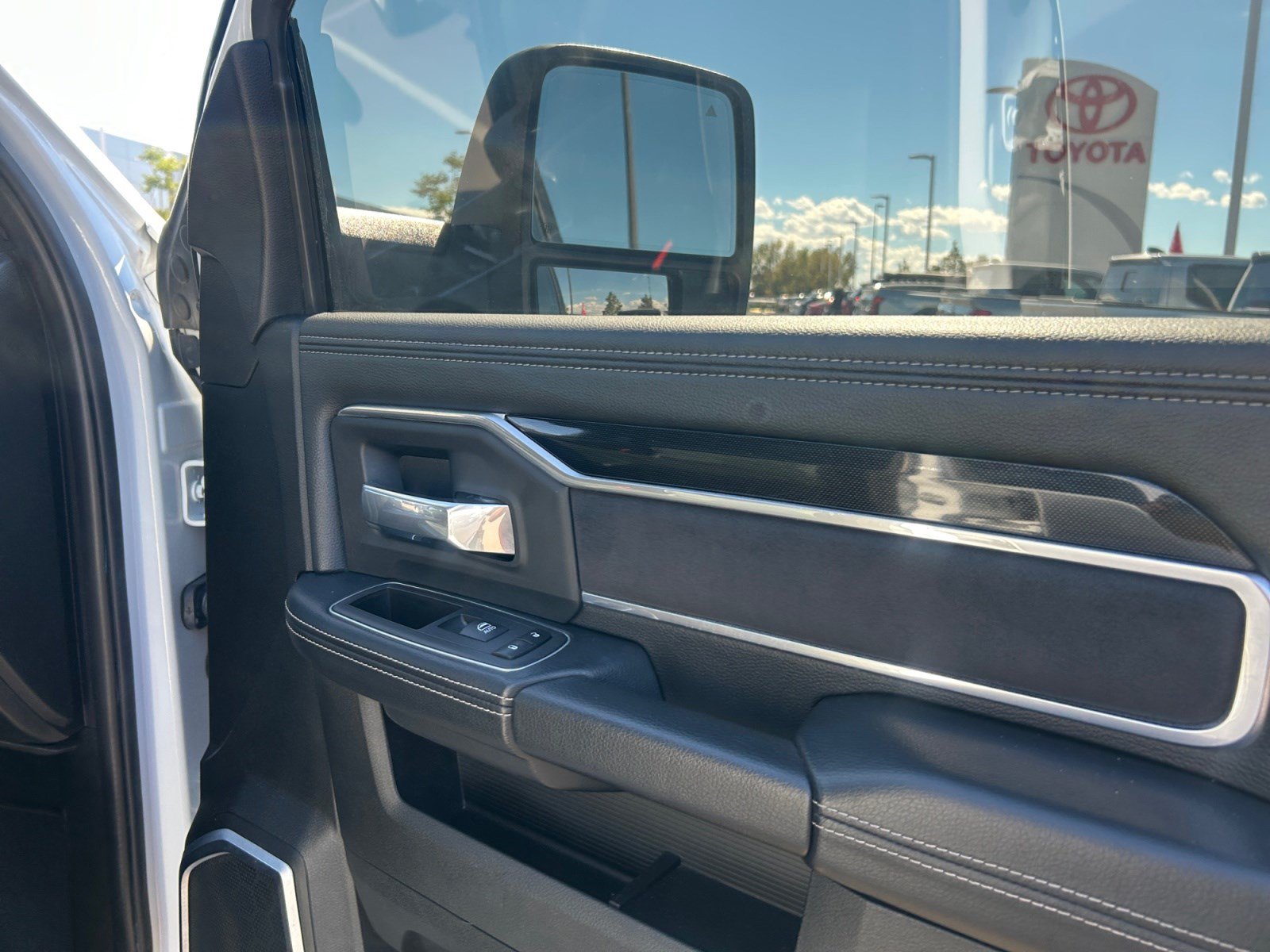 Used 2023 RAM 2500 Laramie w/ Night Edition AWD/4WD image 16