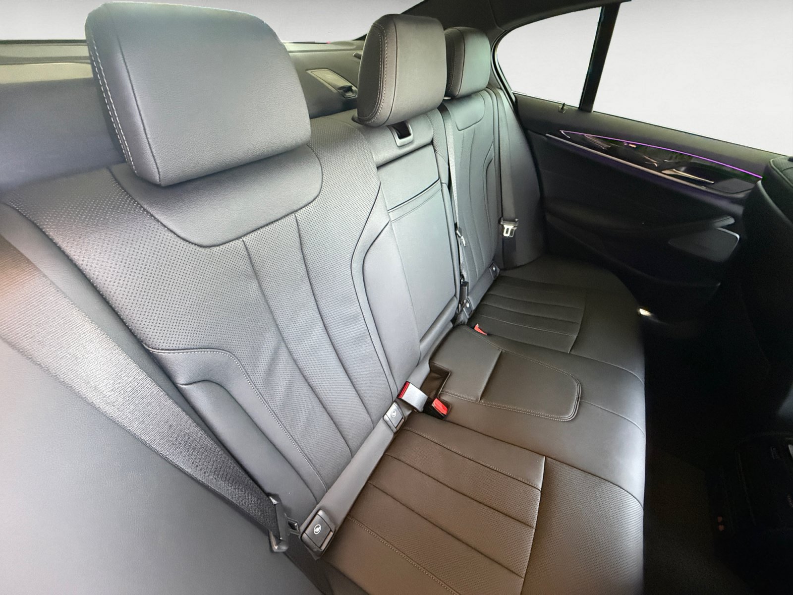 Used 2023 BMW 530i w/ Premium Package RWD image 18