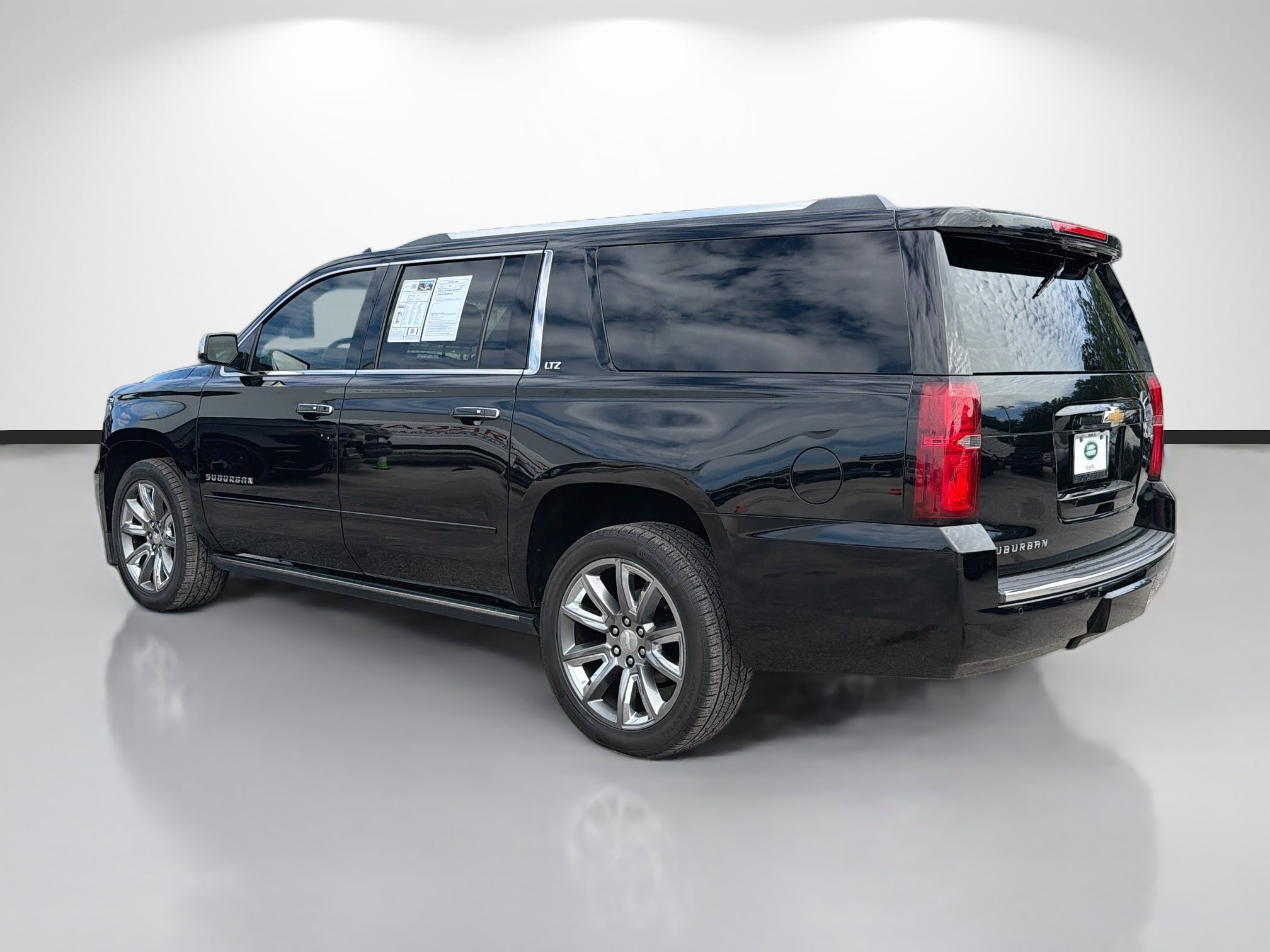 Used 2015 Chevrolet Suburban LTZ RWD image 3
