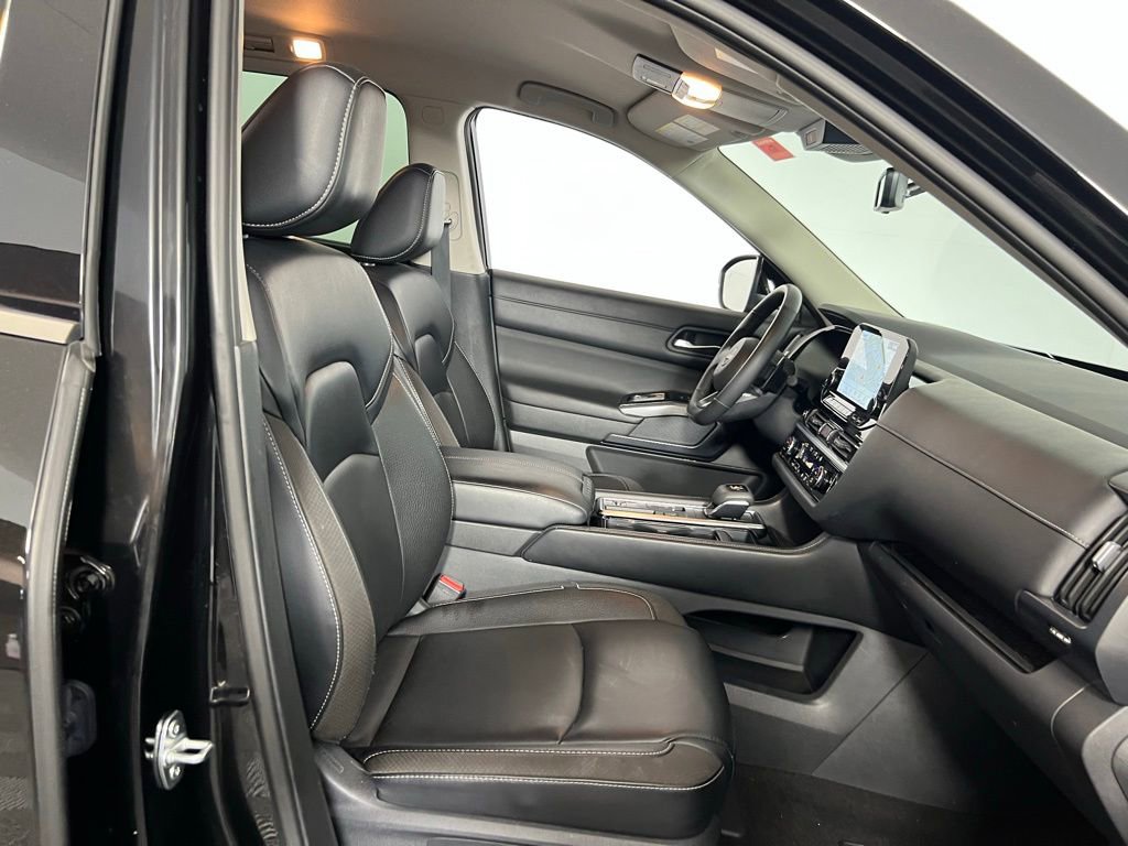 Used 2023 Nissan Pathfinder SL image 32