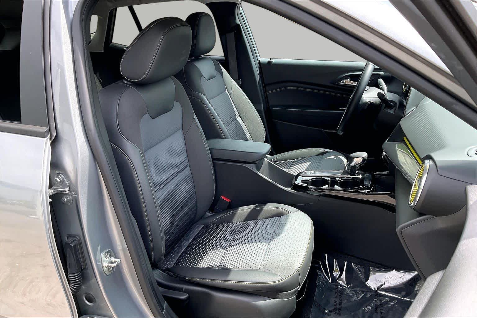 Used 2024 Chevrolet Trax LT w/ Driver Confidence Package FWD image 8