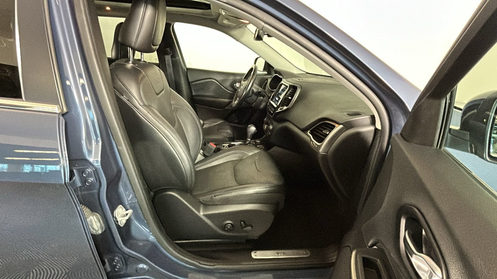 Used 2021 Jeep Cherokee Limited AWD/4WD image 34