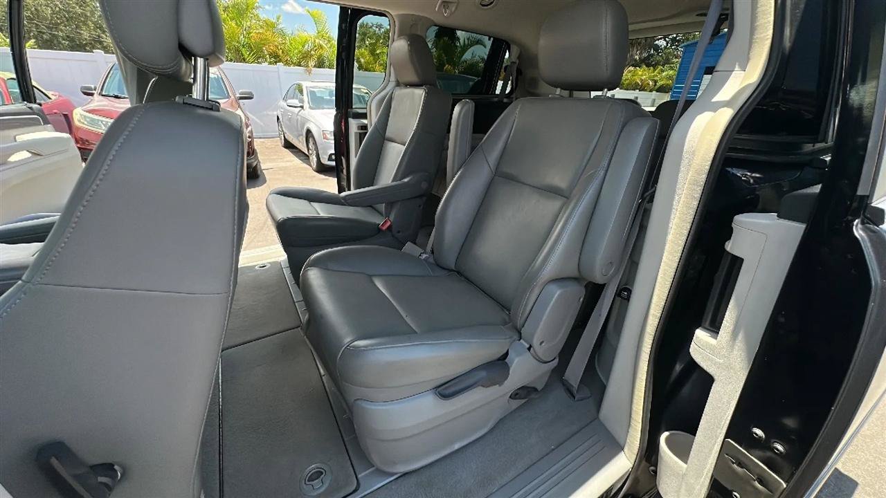 Used 2010 Volkswagen Routan SE FWD image 25