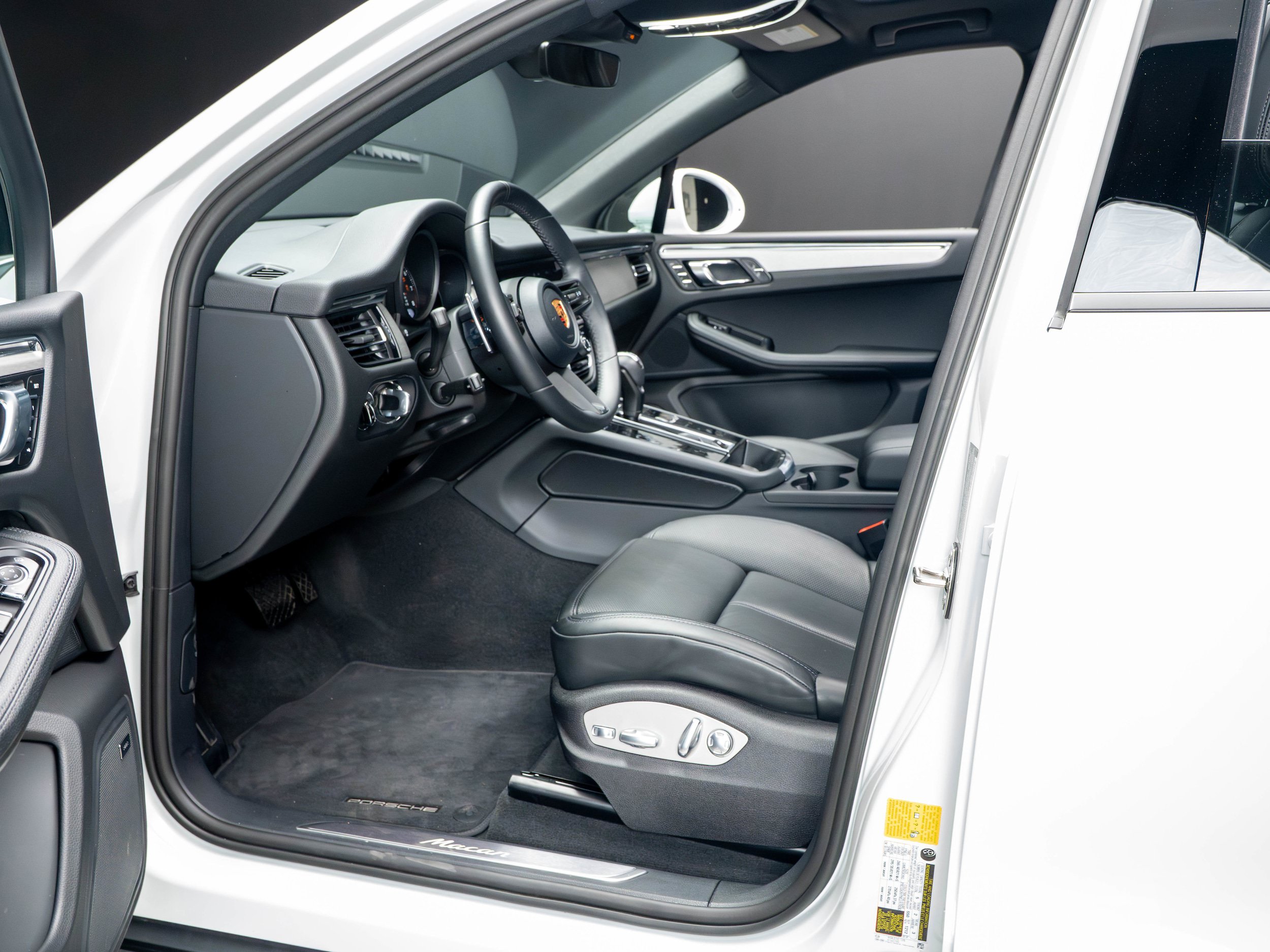 Certified 2026 Porsche Macan AWD/4WD image 4