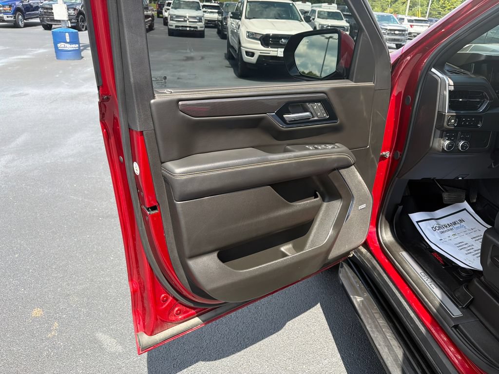 Used 2025 GMC Yukon Elevation AWD/4WD image 12