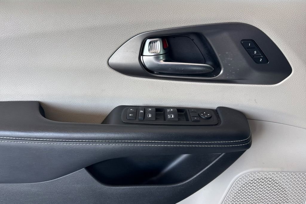 Used 2023 Chrysler Pacifica Touring-L FWD image 17