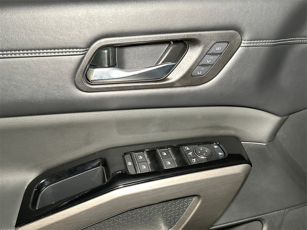 Used 2023 Nissan Pathfinder Platinum image 16