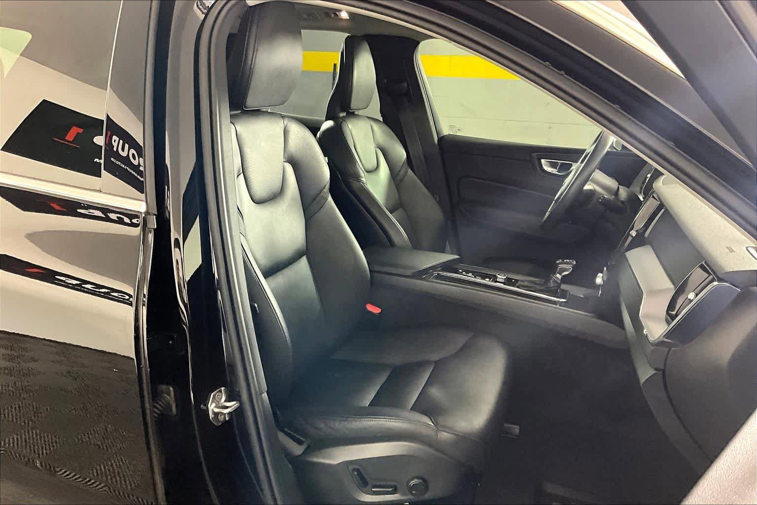 Used 2020 Volvo XC60 T5 Momentum w/ Premium Package image 9