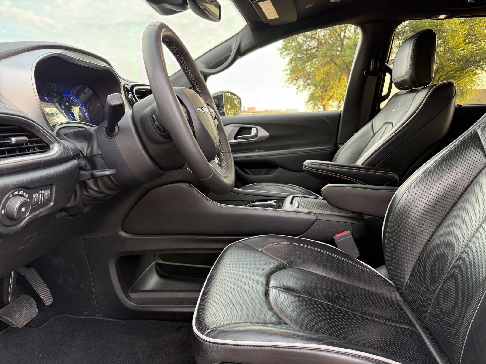 Used 2025 Chrysler Pacifica Limited FWD image 28