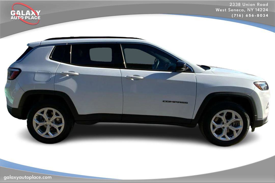 Used 2024 Jeep Compass Latitude AWD/4WD image 4