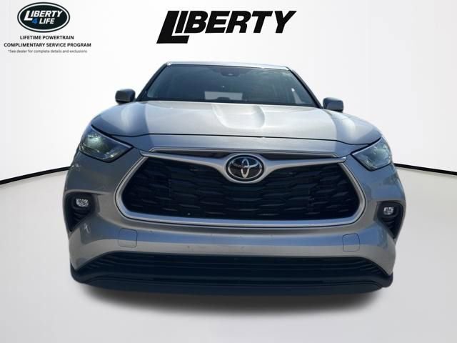 Used 2023 Toyota Highlander LE FWD image 2