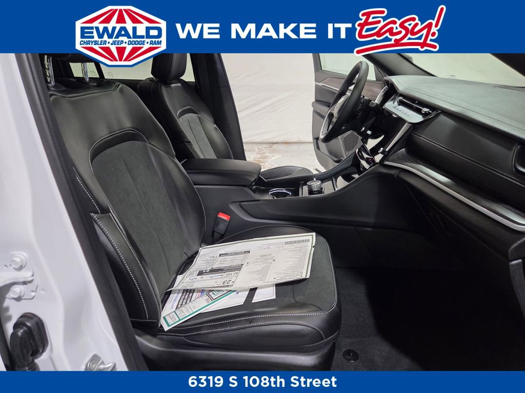 New 2026 Jeep Grand Cherokee Altitude image 11