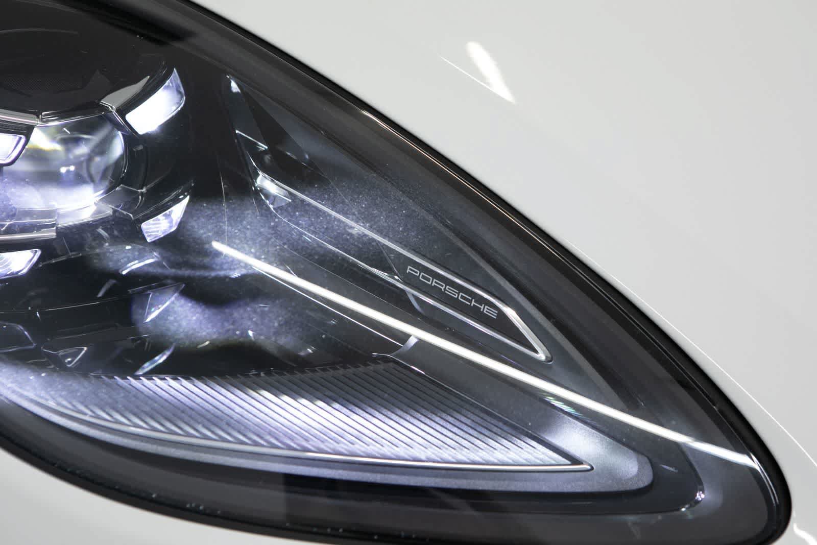Certified 2025 Porsche Macan AWD/4WD image 16