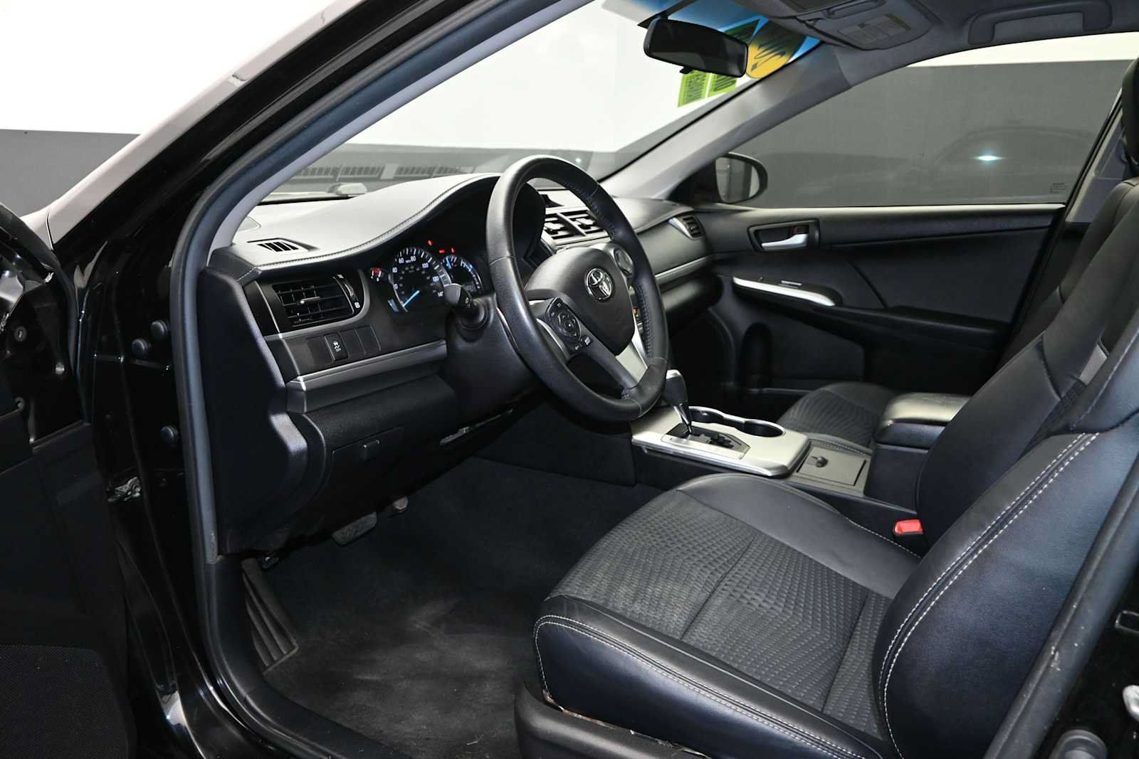 Used 2014 Toyota Camry SE FWD image 11