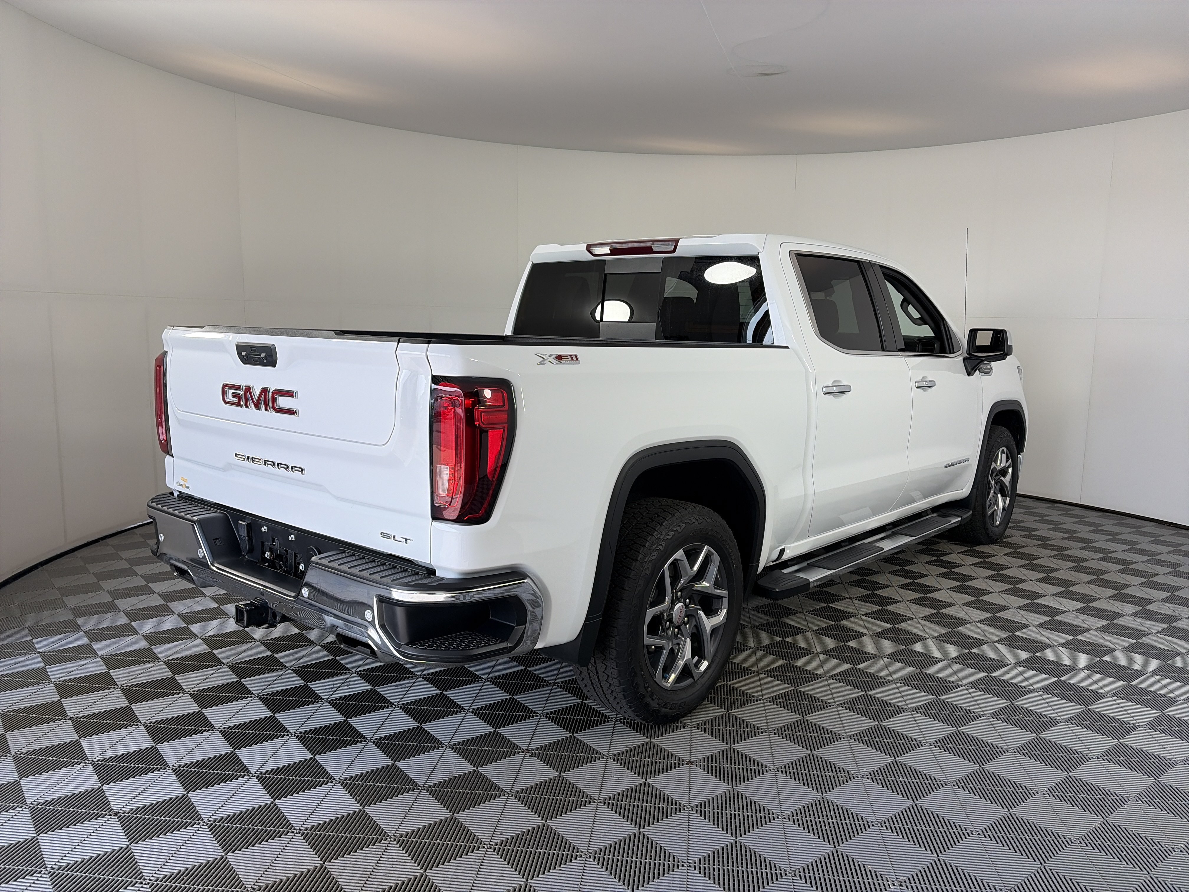 Used 2024 GMC Sierra 1500 SLT w/ SLT Premium Plus Package AWD/4WD image 10