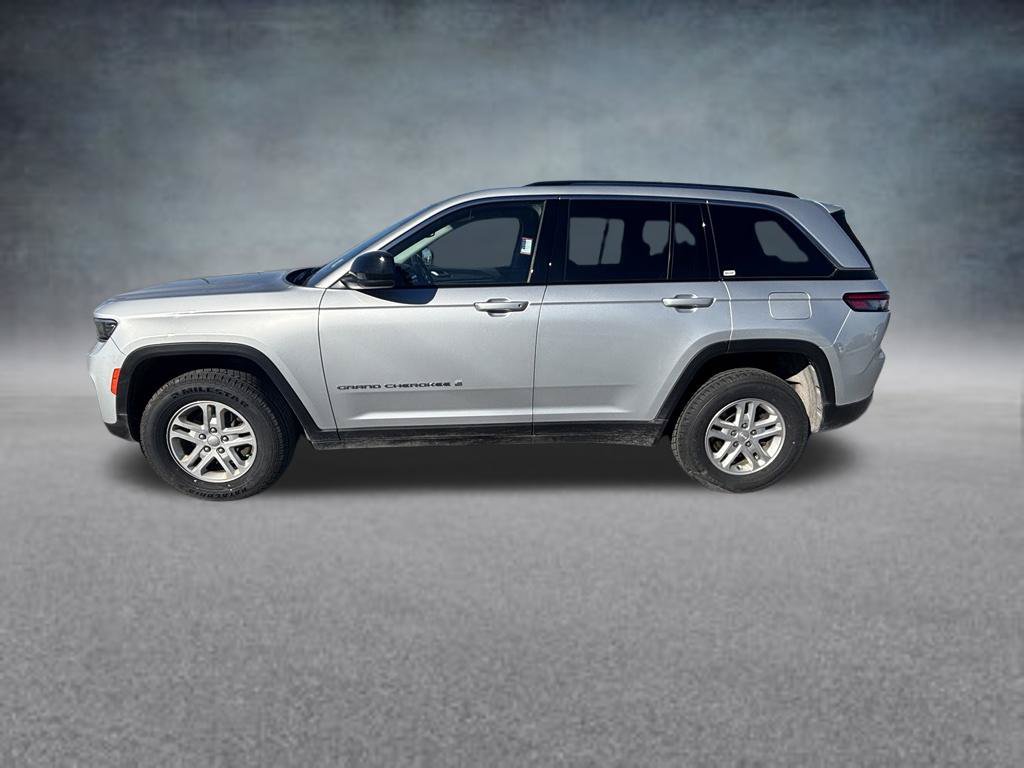 Used 2022 Jeep Grand Cherokee Laredo w/ Luxury Tech Group I AWD/4WD image 2