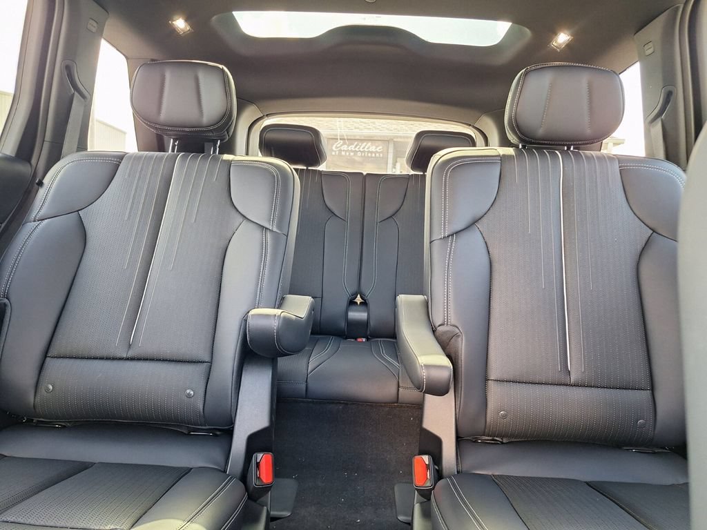 New 2027 Cadillac Vistiq Luxury w/ LPO, Floor Liner Package AWD/4WD image 24