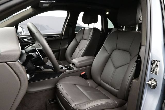 Certified 2025 Porsche Macan AWD/4WD image 5