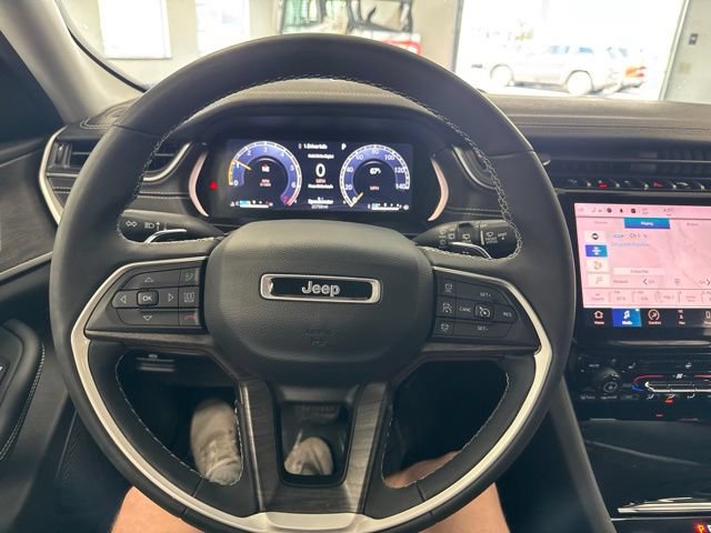 Used 2023 Jeep Grand Cherokee Limited w/ Black Appearance Package AWD/4WD image 36