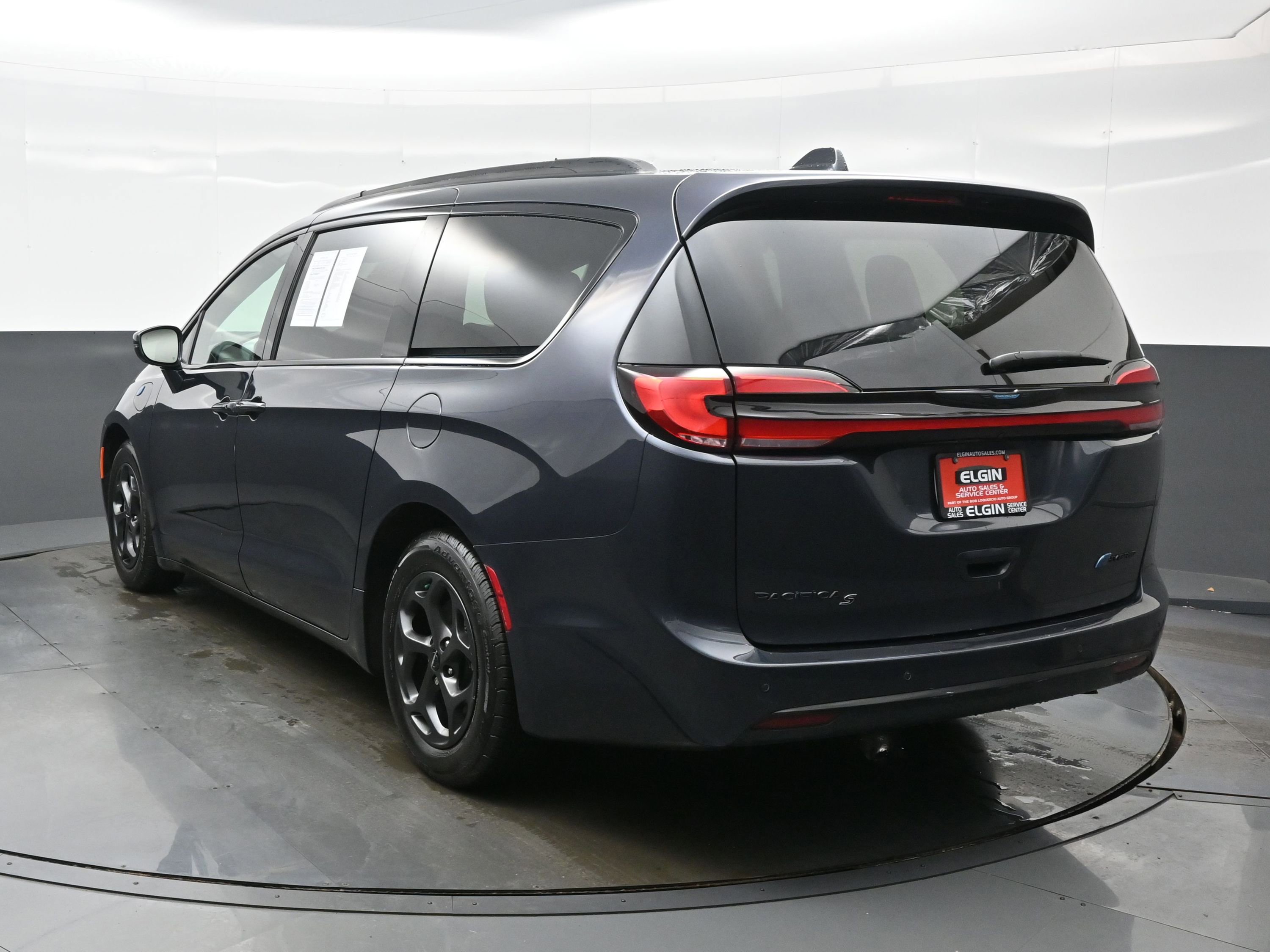 Used 2021 Chrysler Pacifica Touring w/ Uconnect Theater Family Group image 4