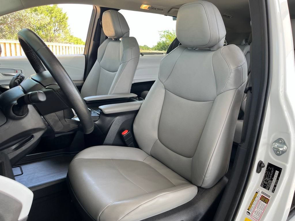 Used 2025 Toyota Sienna XLE FWD image 25
