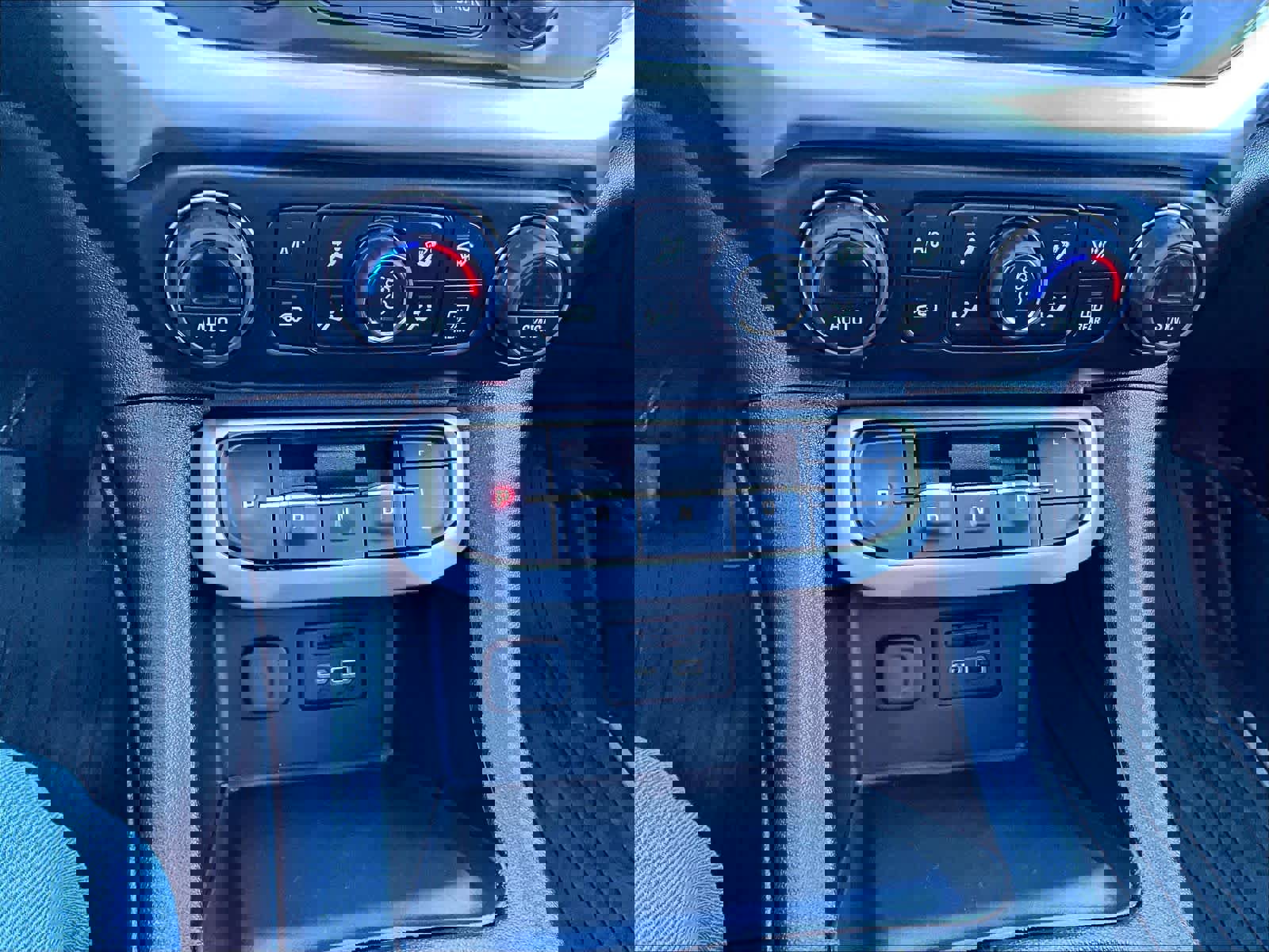 Used 2023 GMC Acadia SLT w/ Elevation Edition image 28