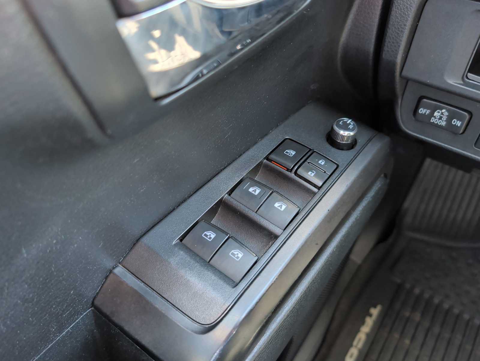 Used 2018 Toyota Tacoma TRD Sport RWD image 14