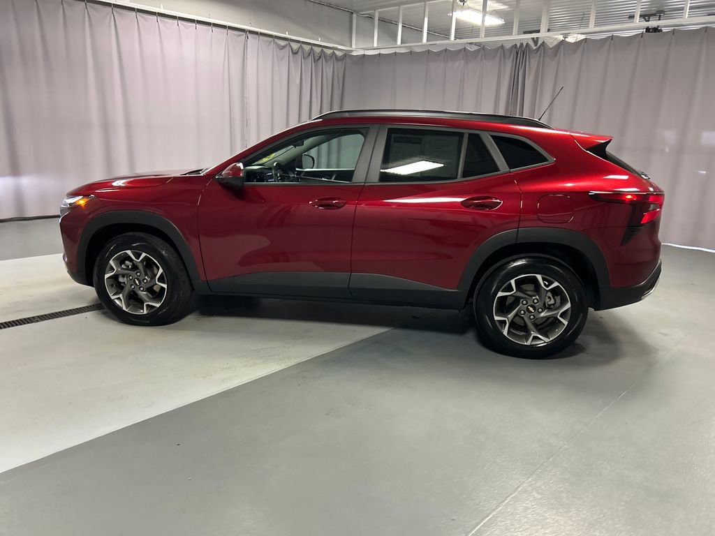 Used 2025 Chevrolet Trax LT w/ LT Convenience Package FWD image 4