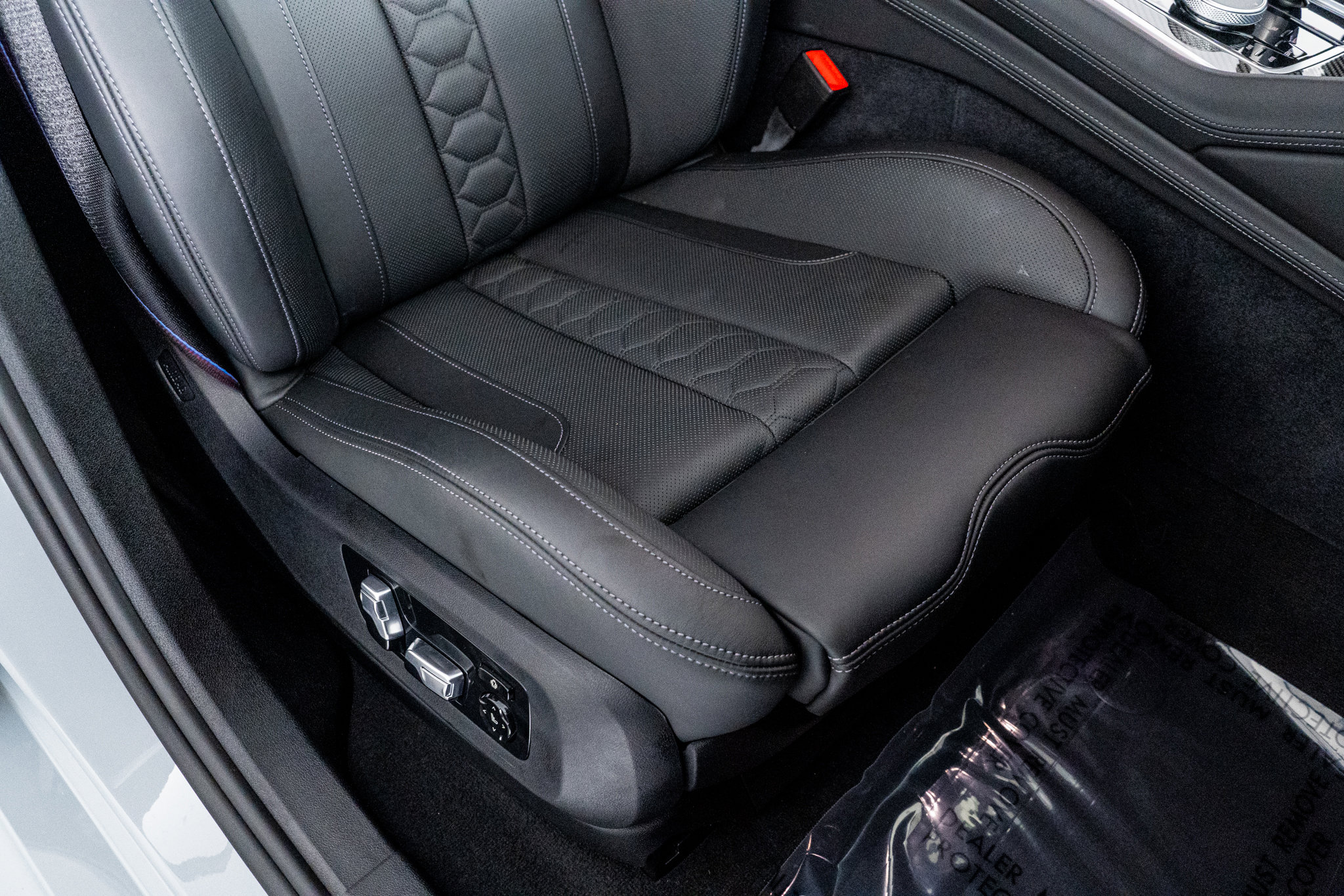 Used 2025 BMW X6 M Competition w/ Executive Package image 31