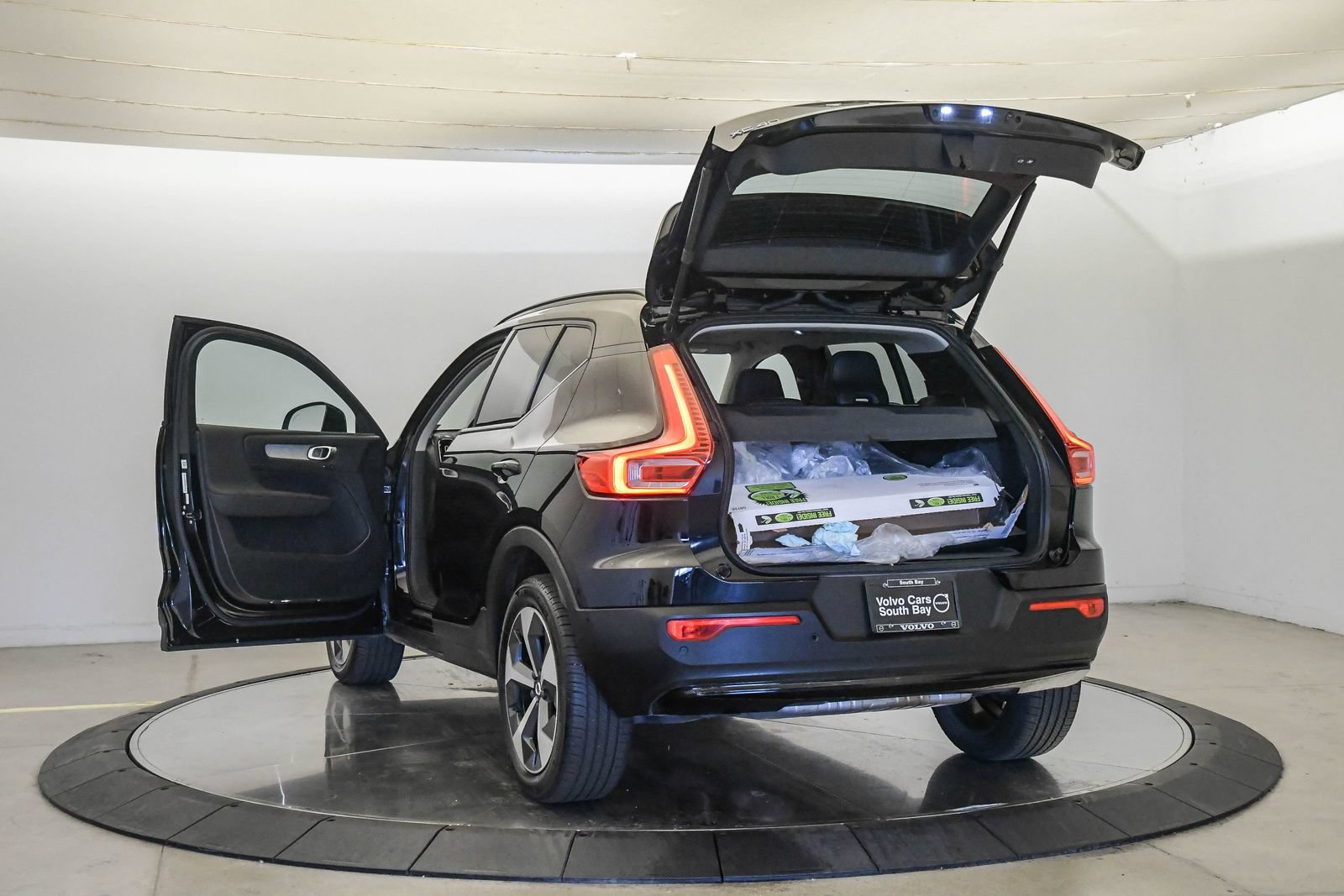 Certified 2026 Volvo XC40 B5 Plus AWD/4WD image 26
