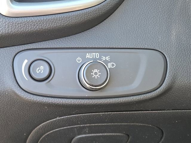 Used 2022 Chevrolet Trax LT w/ LT Convenience Package image 7