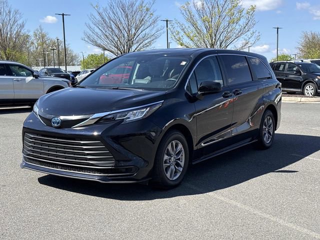 Used 2024 Toyota Sienna LE image 5