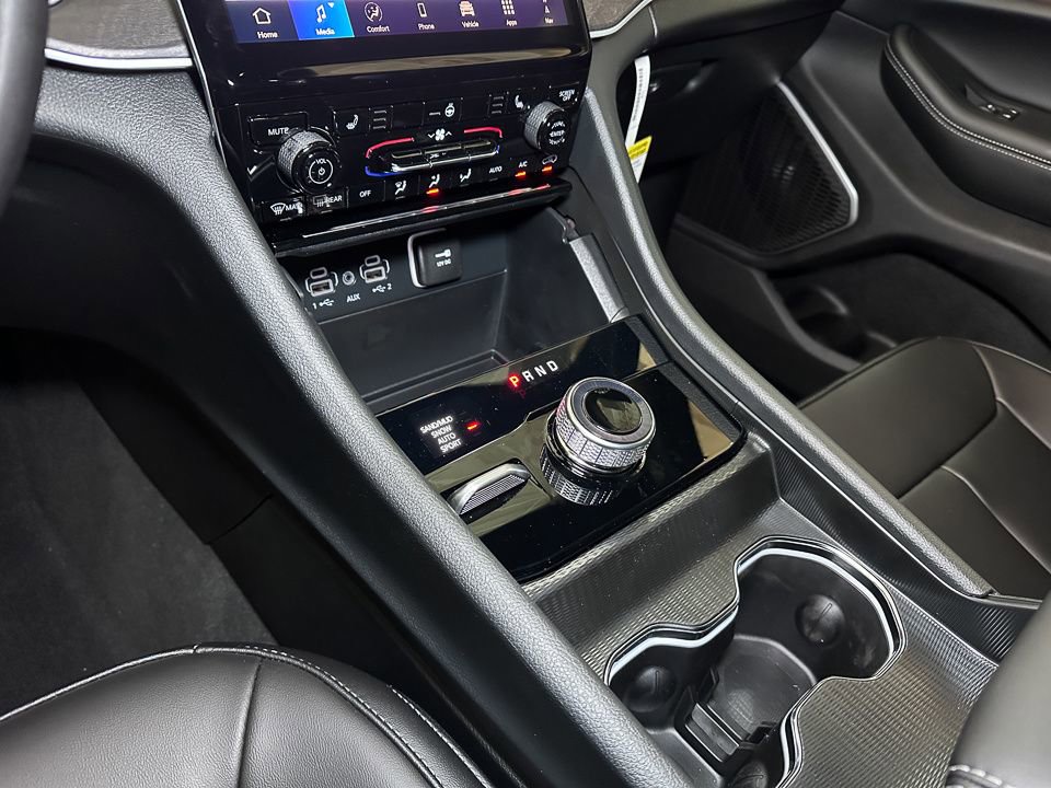 New 2025 Jeep Grand Cherokee Limited w/ Black Appearance Package image 28