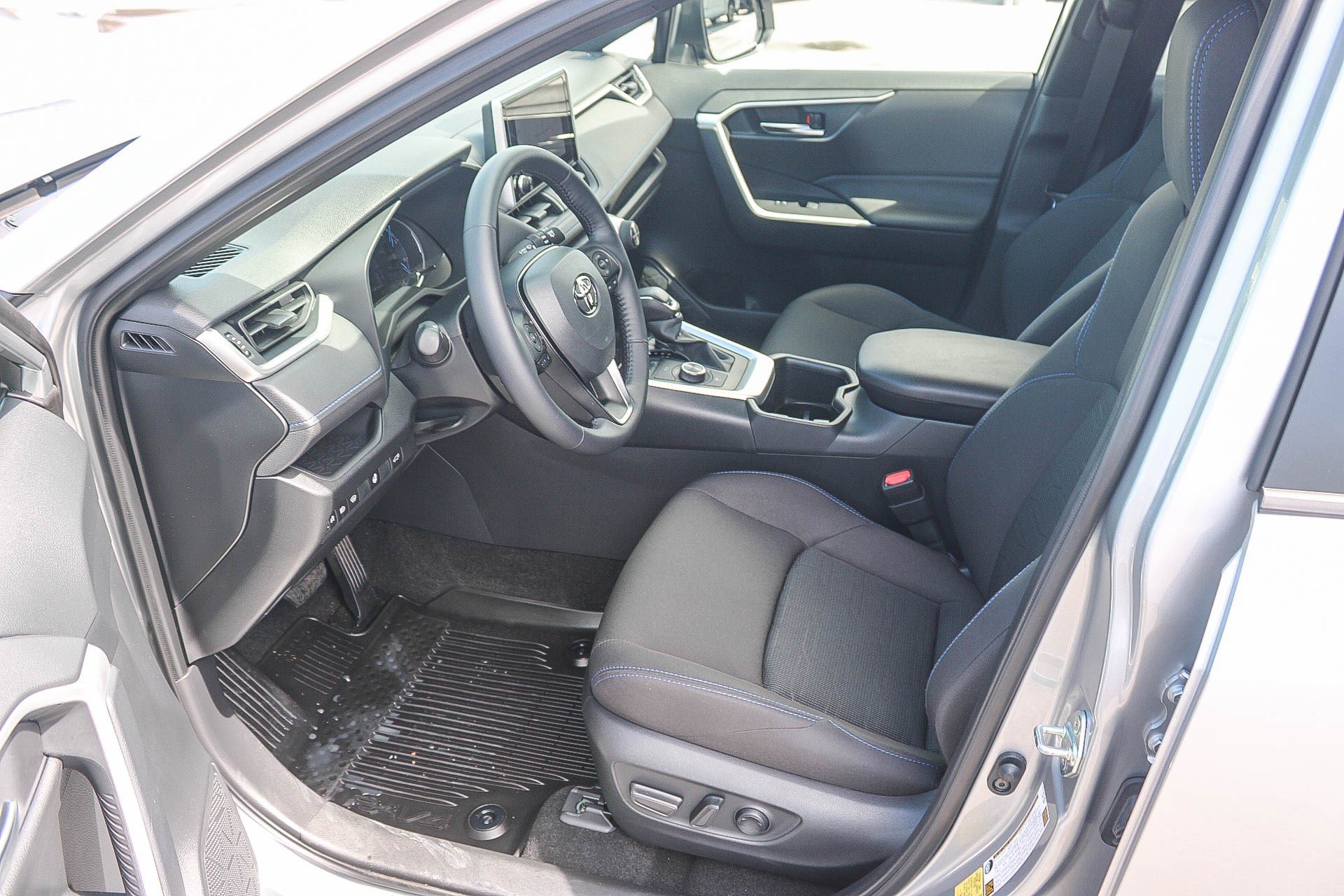 Used 2025 Toyota RAV4 SE w/ Convenience Package AWD/4WD image 18