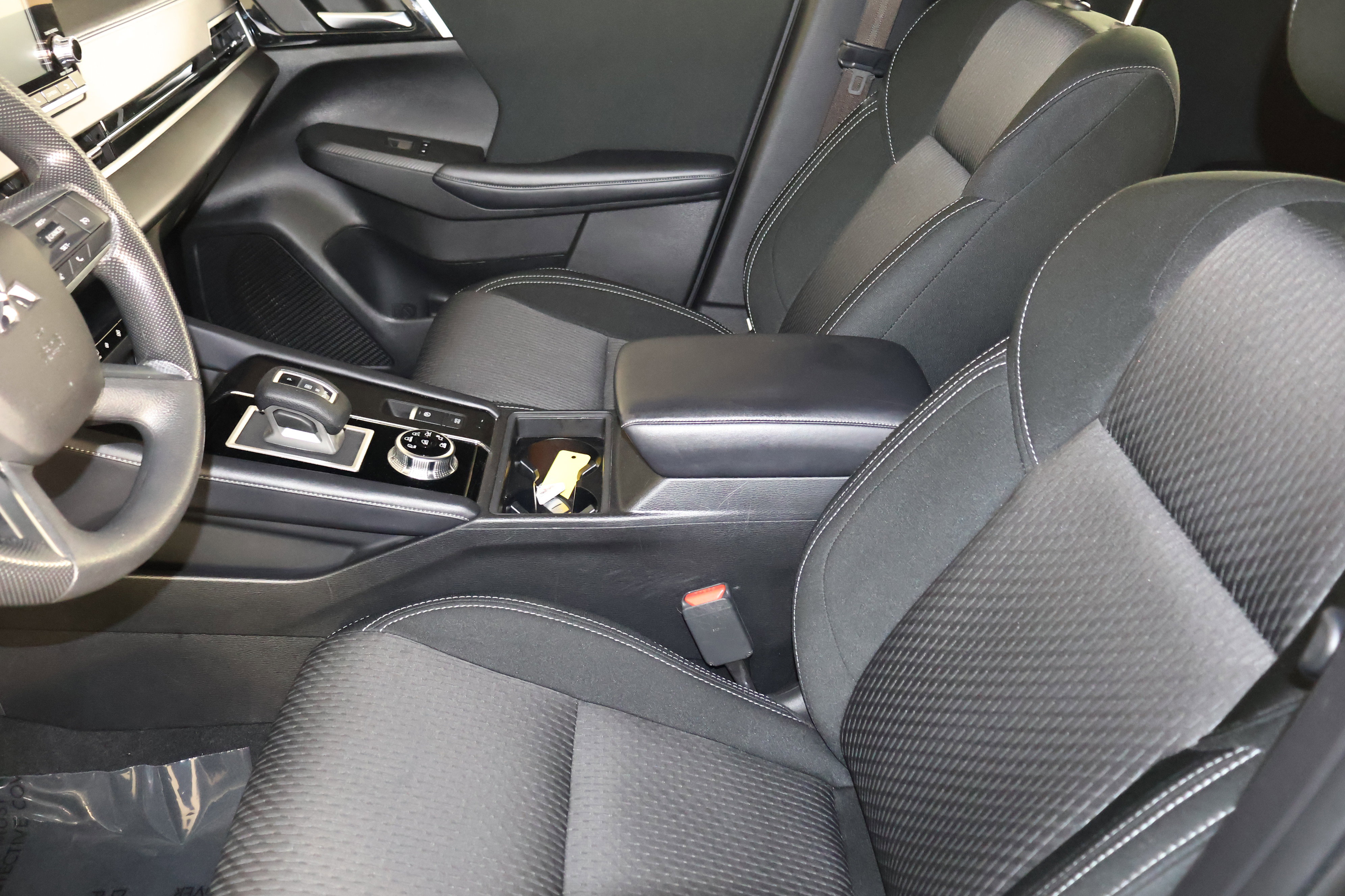 Used 2024 Mitsubishi Outlander ES image 36