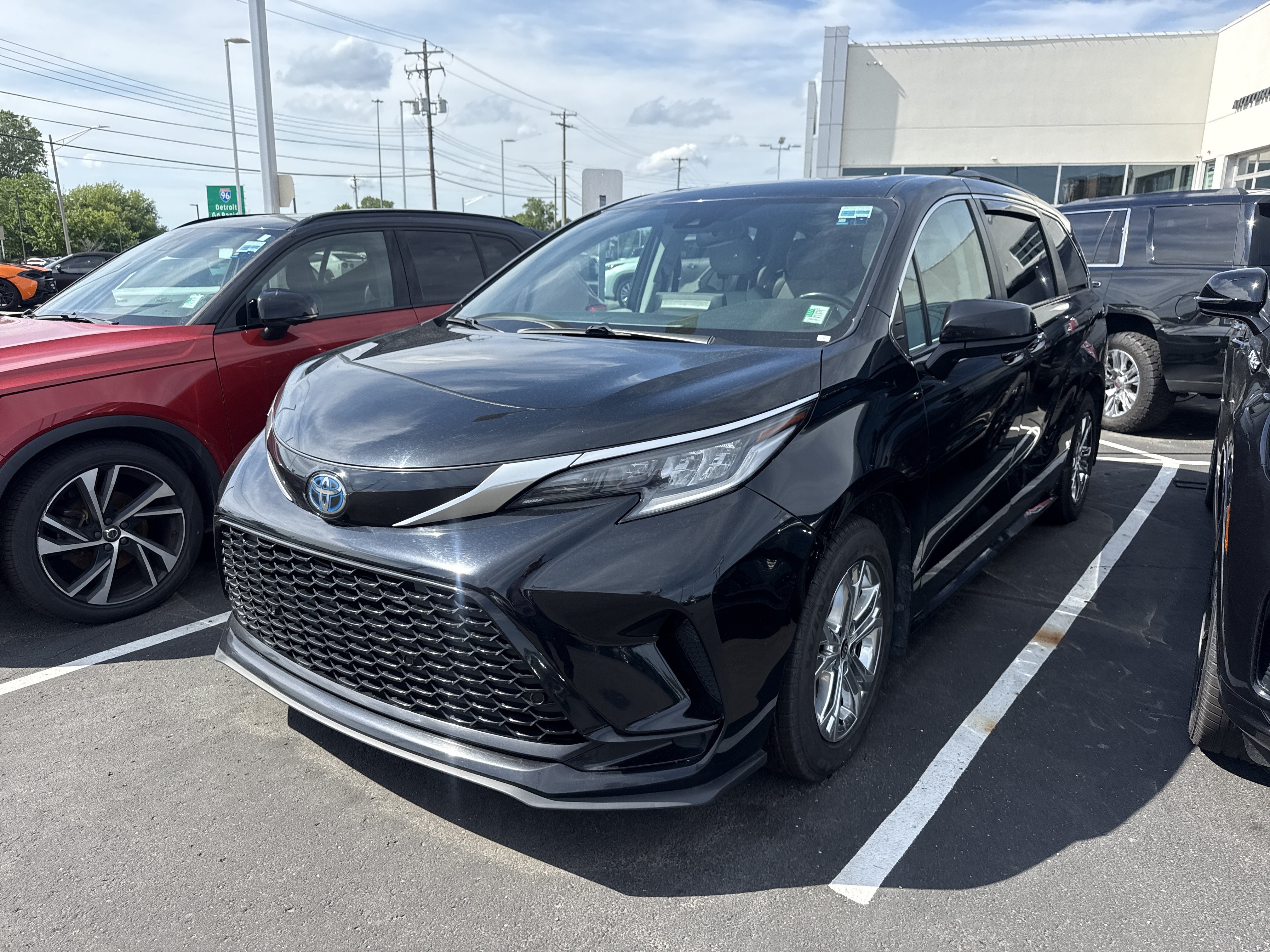 Used 2021 Toyota Sienna XSE AWD/4WD image 1