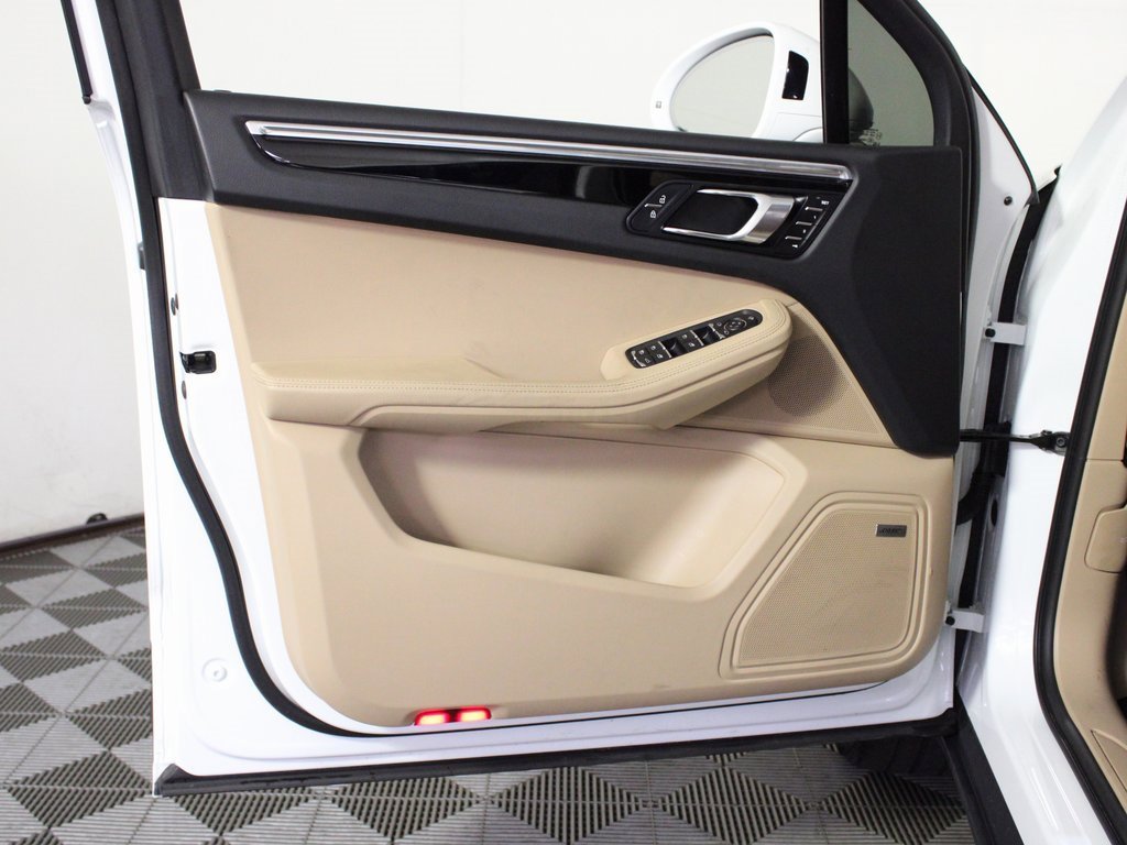 Used 2025 Porsche Macan w/ Premium Package Plus image 15